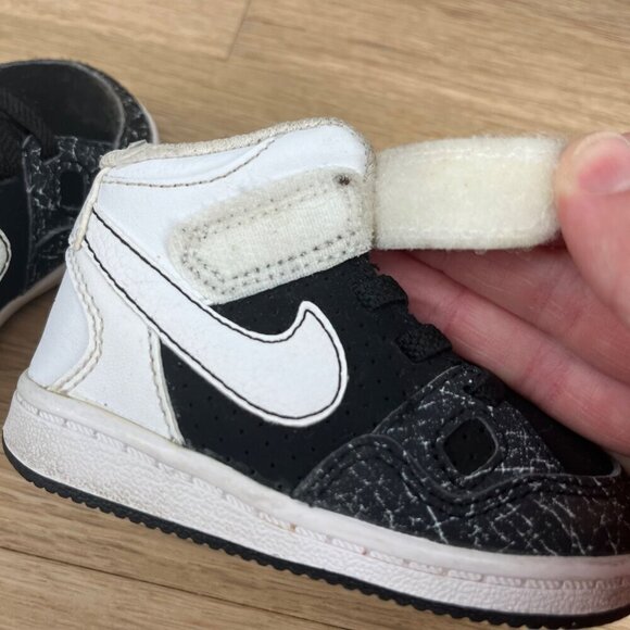 Nike Boys Son Of Force Mid Top Sneaker Shoe Size 4C Black White Walker Stretch - Picture 6 of 11